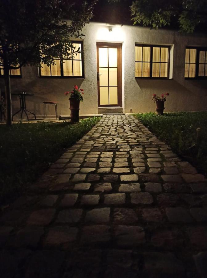 Courtyard Studio Орадя Екстер'єр фото