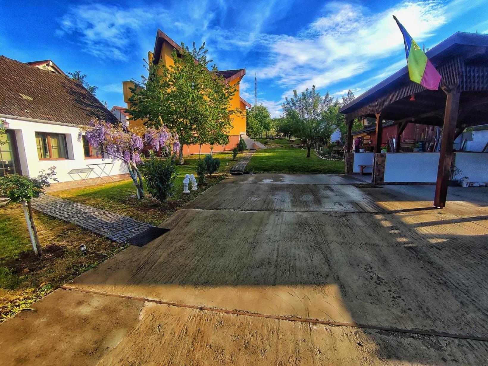 Courtyard Studio Орадя Екстер'єр фото