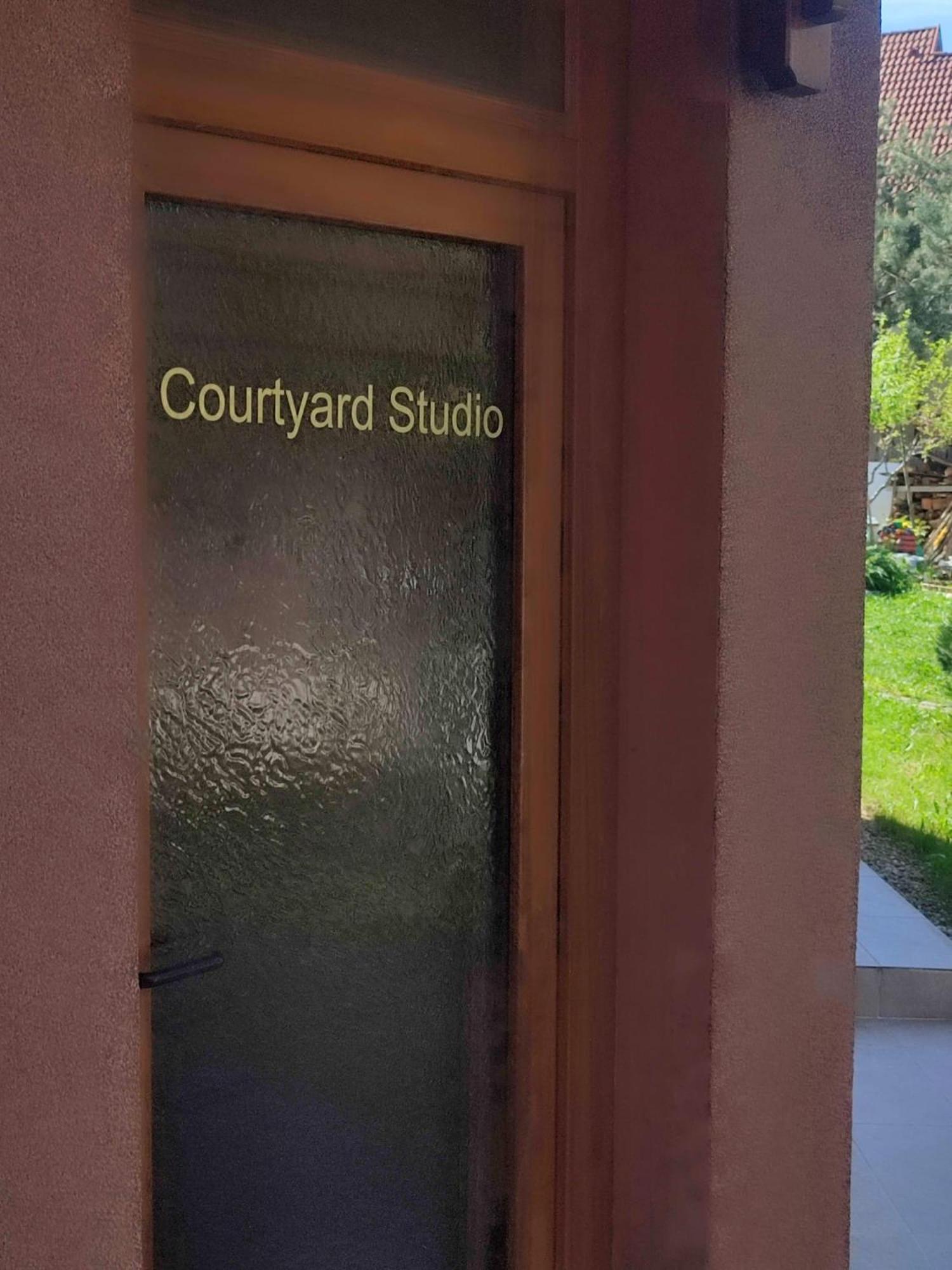 Courtyard Studio Орадя Екстер'єр фото