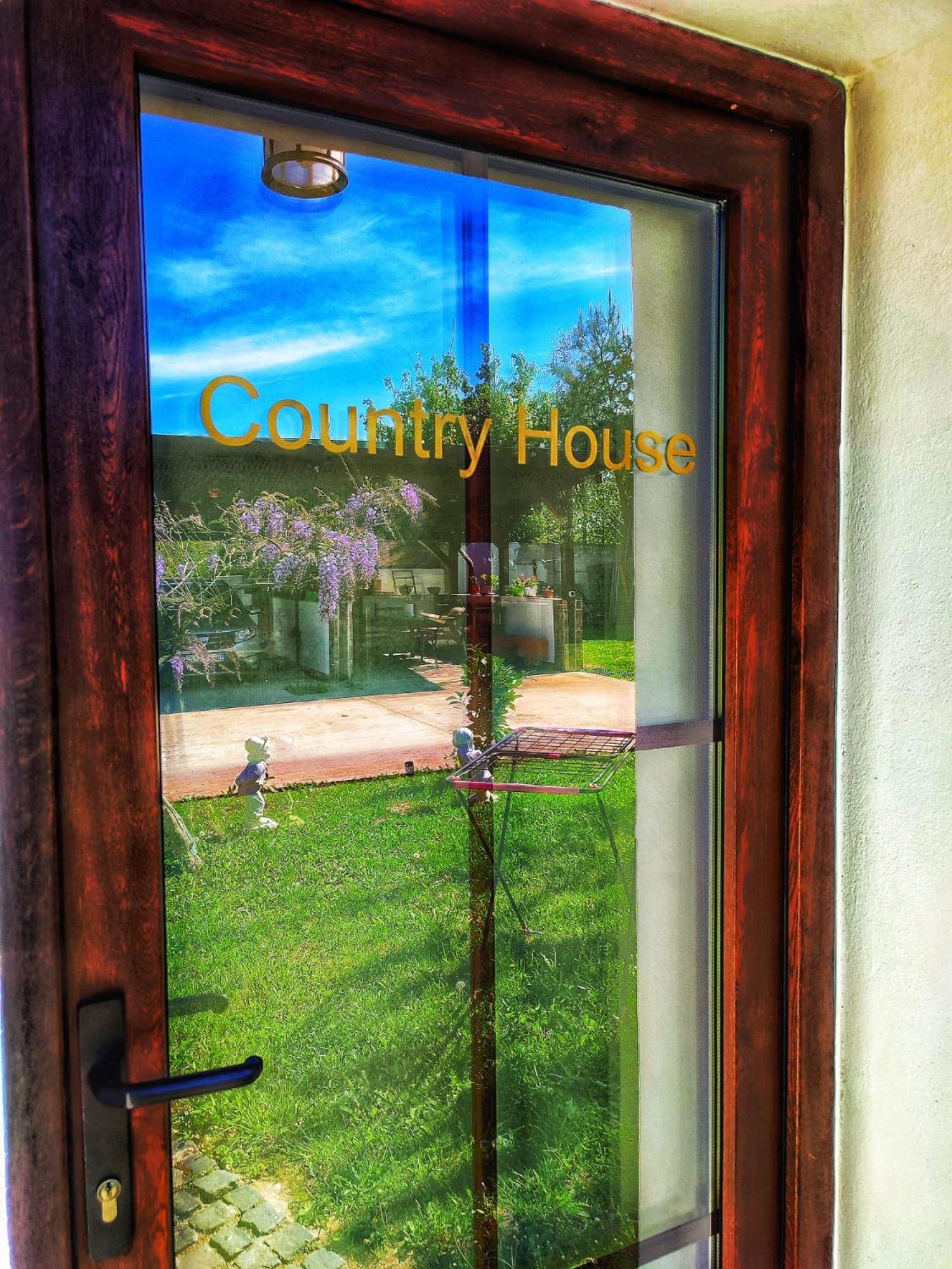 Courtyard Studio Орадя Екстер'єр фото