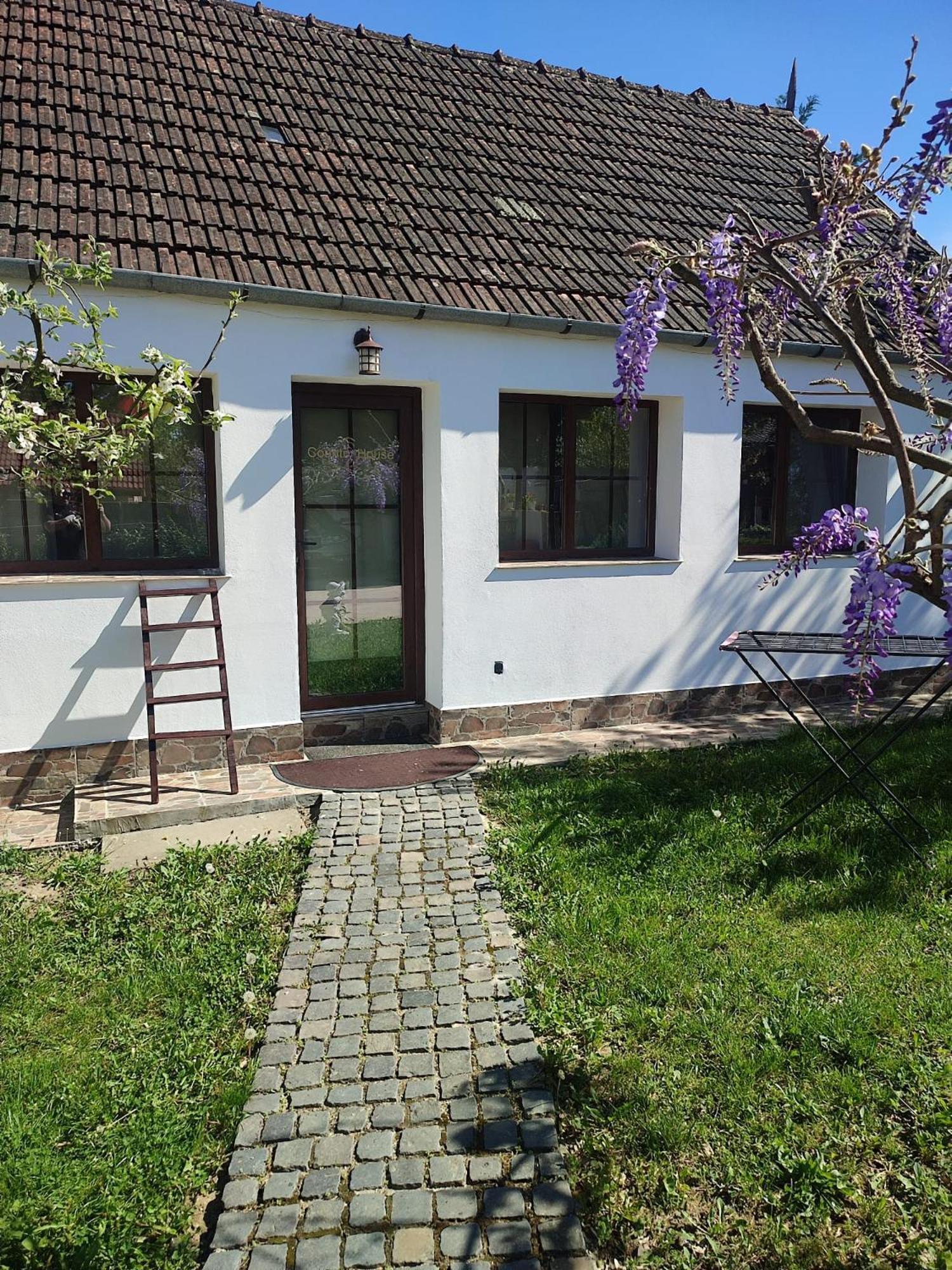 Courtyard Studio Орадя Екстер'єр фото